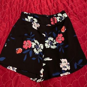 Floral print short in size M